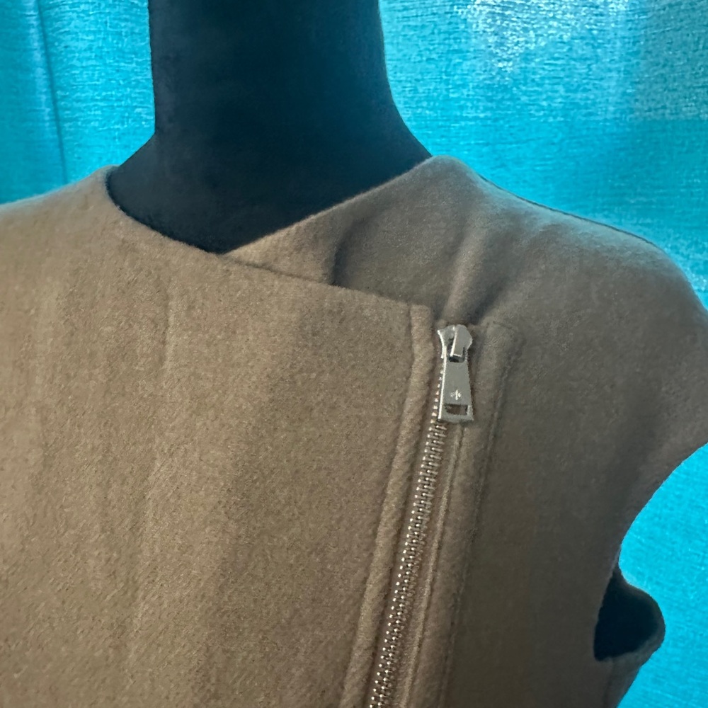 Ralph Lauren Beige Vest . Perfect for Fall layering 🍁 Can fit from size M-L